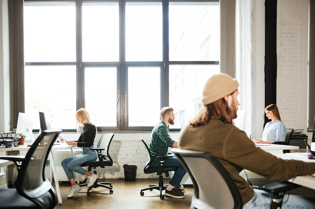 Gruppe von Crowdworkern, die remote arbeiten