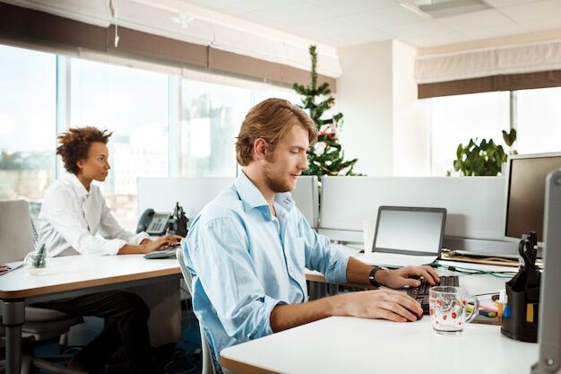 Bild eines Arbeitnehmers, der Überstunden im Büro macht.