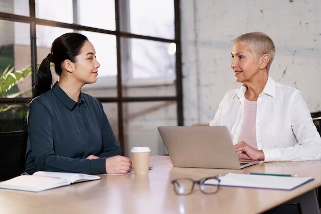 manager and employee in their 30 Day Review interview