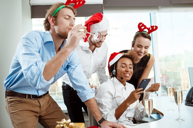 Mitarbeiter erhalten Weihnachtsgeld von ihrem Arbeitgeber