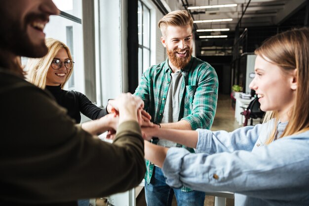 des employés heureux grâce à un bon employeur