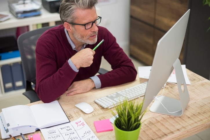 Arbeitgeber überprüft Jahresgehalt am Computer