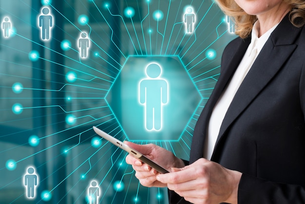 KI Technologie: Foto einer HR-Person, die KI-Recruiting-Tools nutzt