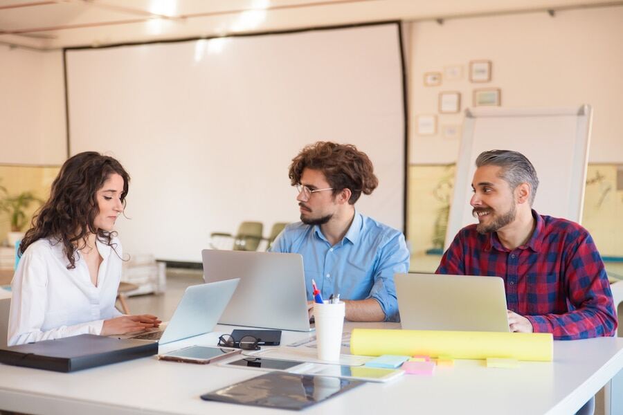 Un equipo de recursos humanos discutiendo estrategias de atracción de talento en una sala de reuniones.
