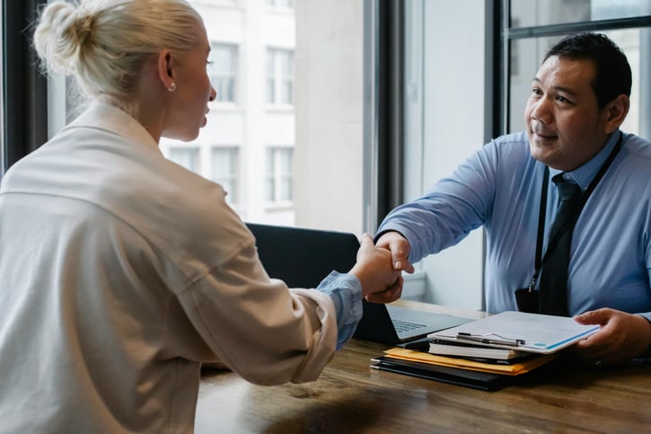 Twee partijen schudden de hand na het bespreken van hun intentieovereenkomst 