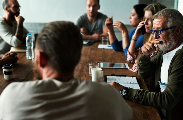 zahl und die berufsgruppen - Teammeeting über Auswirkungen einer Massenentlassung