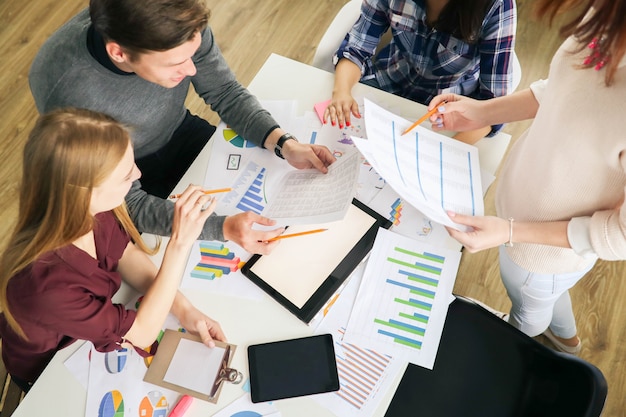 Job und Arbeitgeber: Team bei einer Besprechung zur Senkung der Fluktuationskosten - direkte und indirekte