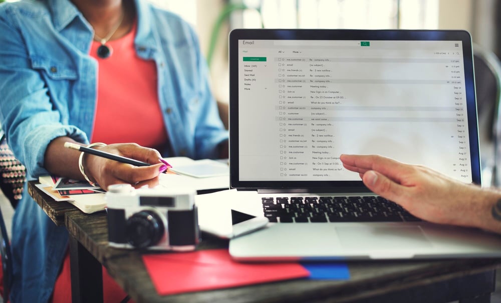 Büroangestellte sendet eine Arbeitsbestätigung per E-Mail