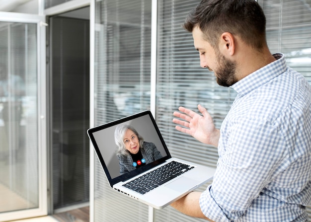 Digitale Aufzeichnung eines Personalgesprächs auf einem Laptop - E Mail über Arbeitszeit, Chancen und Waffengleichheit