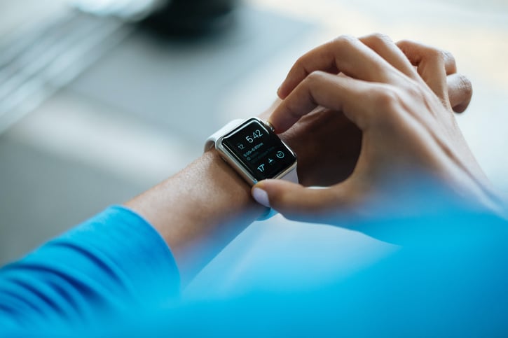 Eerste persoons perspectief van apple watch aan pols. 