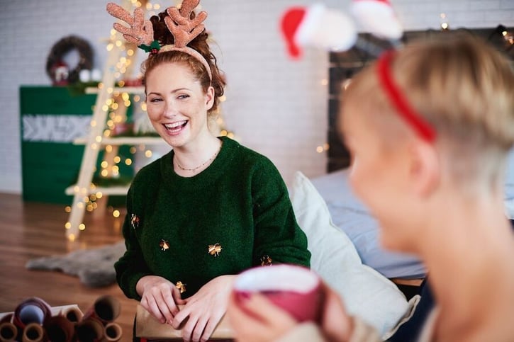 Mitarbeiter bespricht Weihnachtsgeld bei Neueinstellung.