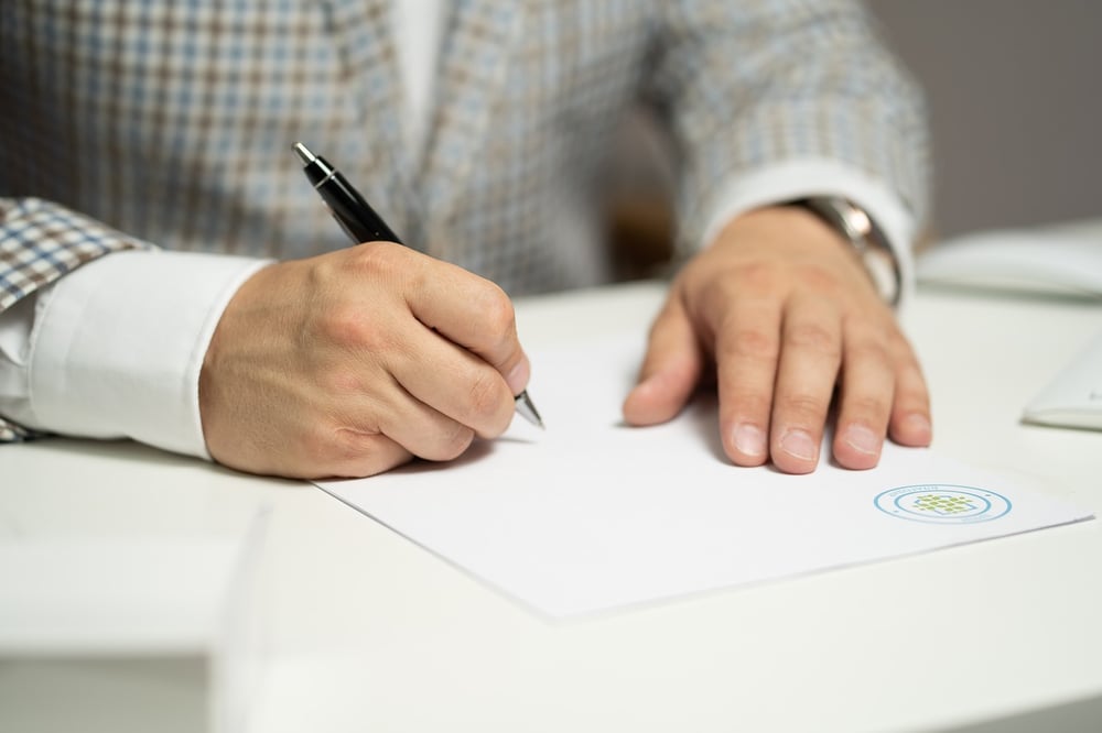 Icon der Hand, die Geburtsurkunde für Elterneigenschaft unterschreibt