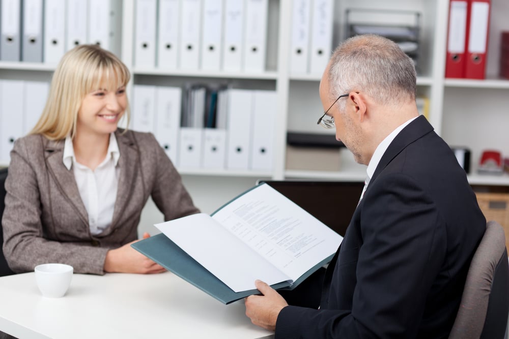 Manager lisant le CV d'une candidate