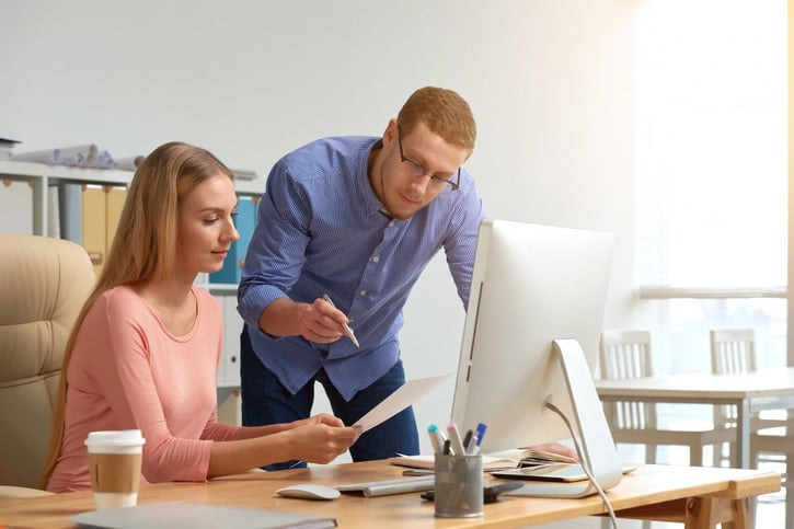 Empleados revisando los días por mudanza en la empresa