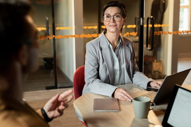 HR-Manager bereitet Fragen für das Exit-Gespräch vor.