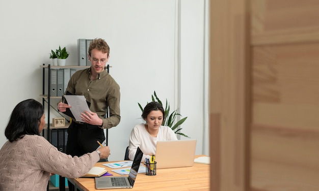 Foto eines jungen Erwachsenen, der in einem Büro arbeitet, symbolisiert einen Midi-Job in der Verwaltung