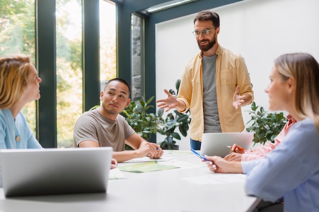 Teammeeting zur Unterstützung der Wiedereingliederung eines Kollegen
