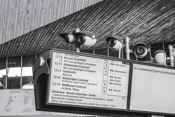 Digitale trein regelingscherm waar allemaal camera's boven zijn gemonteerd.