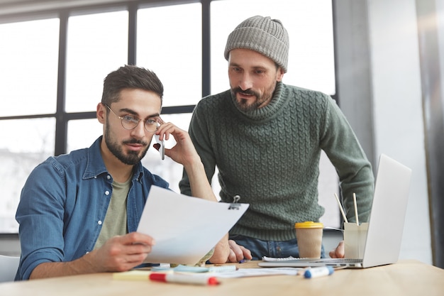Foto eines Arbeitgebers, der Informationen zur Lohnfortzahlung im Krankheitsfall an seine Mitarbeiter weitergibt