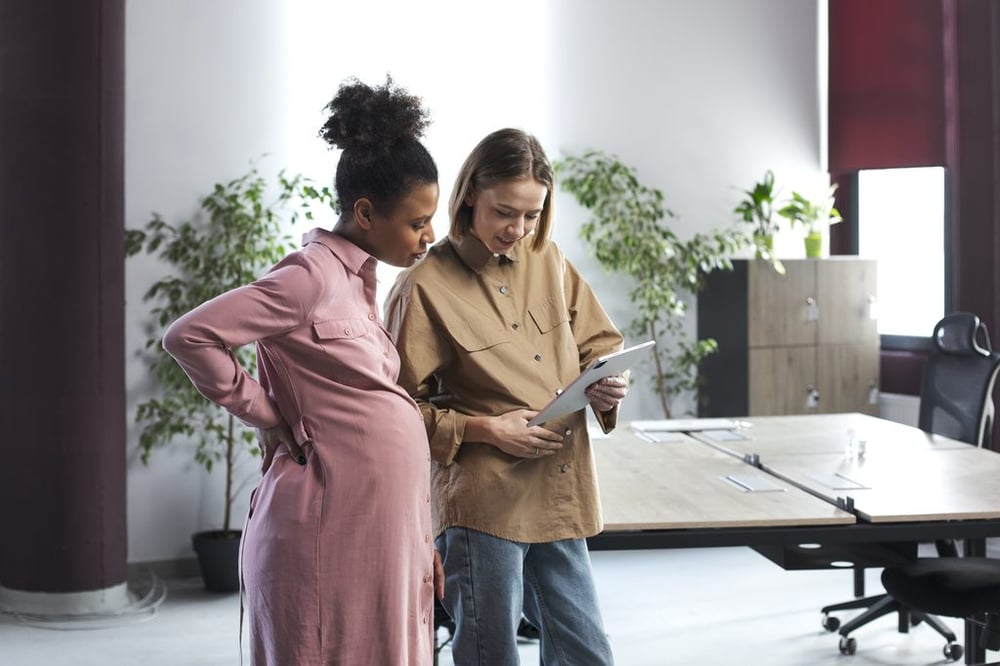 mittlere-aufnahme-schwangere-frauen-bei-der-arbeit