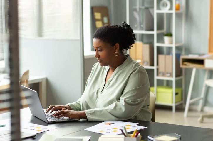 doelgroep banenafspraak vrouw achter laptop