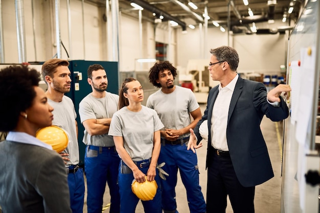 Team bei Akkordarbeit in einer modernen Fabrik.  arbeitsleistung, geldakkord und zeitakkord, arbeitsergebnis,