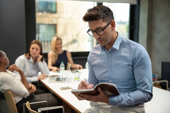 Mitarbeitende diskutieren Führungsgrundsätze im Büro.