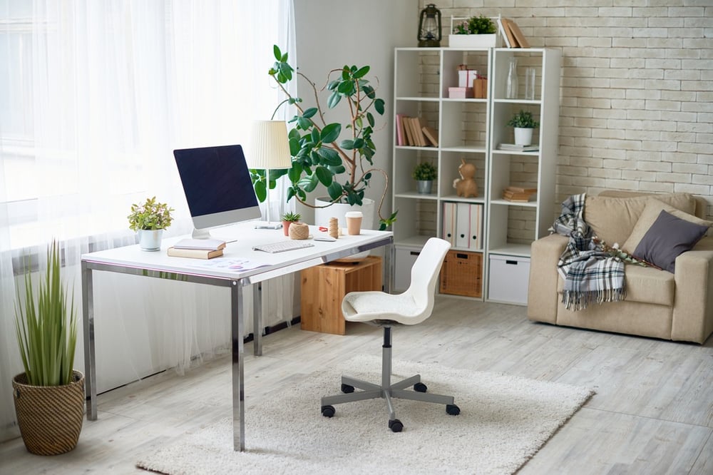 Gemütliches Home Office Setup mit grünen Pflanzen