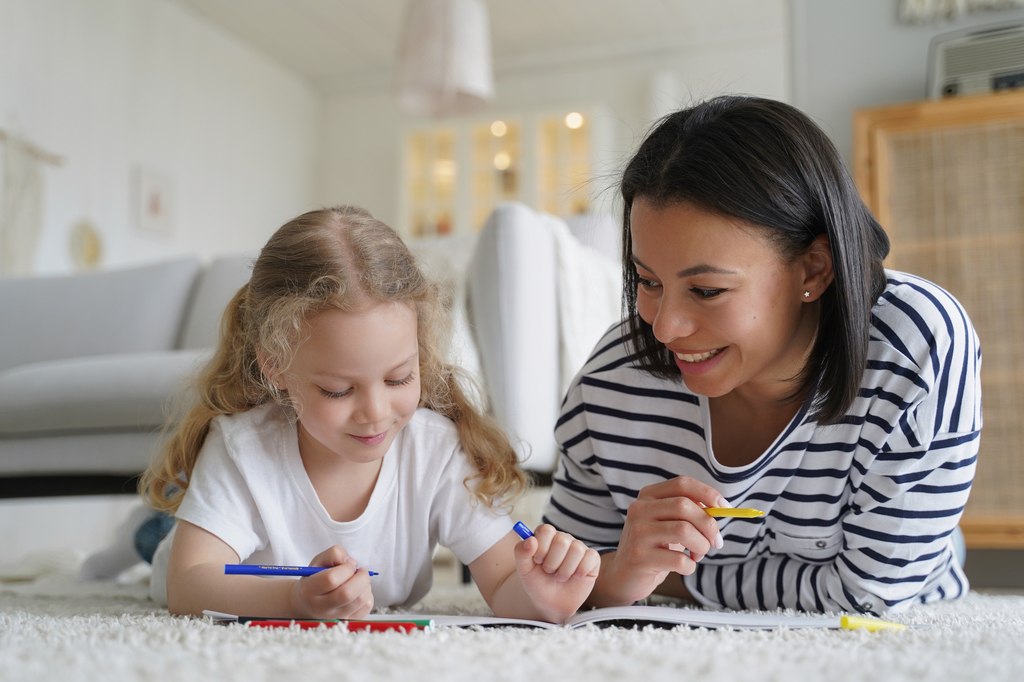 mom-and-little-foster-daughter-drawing-painting-to-2022-07-27-17-37-18-utc_50