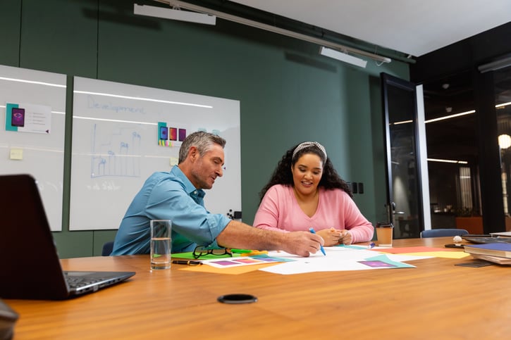 Empleada y mentor discutiendo un plan de desarrollo de carrera en una oficina.