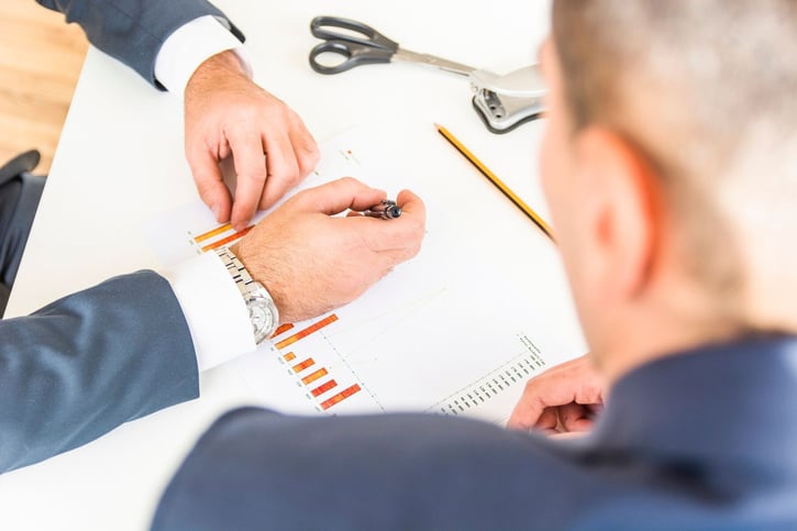 Bild eines Arbeitgebers, der die Geringfügigkeitsgrenze auf einem Diagramm überprüft.