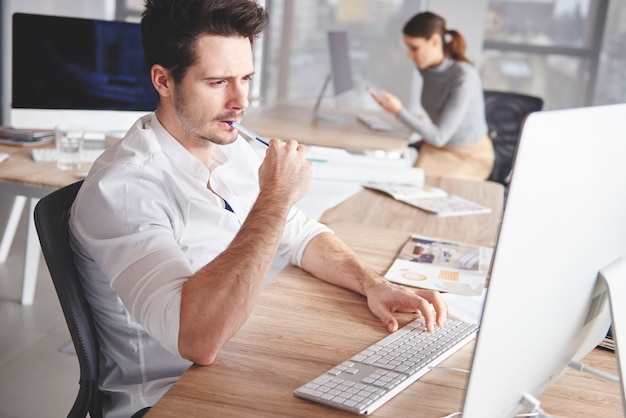 Comment obtenir votre fiche de paie en ligne: Guide complet