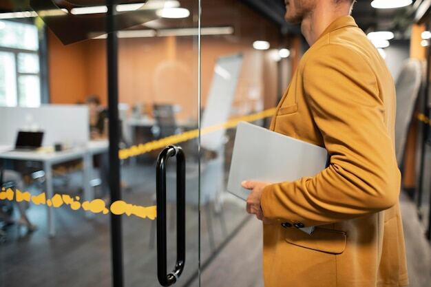 Arbeitgeber überprüft Sicherheitsmaßnahmen im Büro