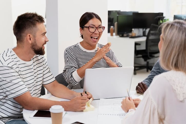 Feedbackregel auf der Arbeit: Teammitglieder erhalten konstruktives Feedback im Büro Prozesse