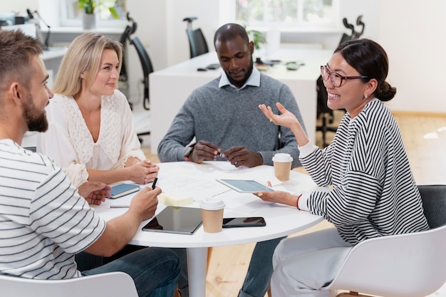 Team diskutiert Zwischenbeurteilung im Meeting wie Erstellung und Muster, Dienst und  Form