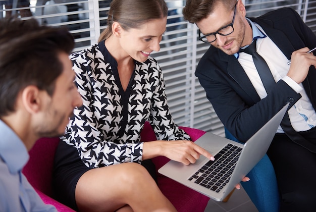 Mitarbeiter nutzen Intranet für interne Kommunikation - Unternehmenskommunikation