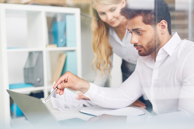 Arbeitgeber überprüft Daten für die GKV Monatsmeldung