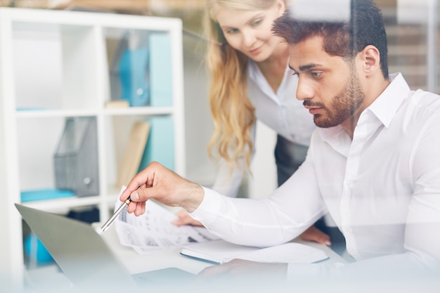 datensatz, definition: HR-Mitarbeiter überprüft Personalstammdaten - BDSG Datenschutz