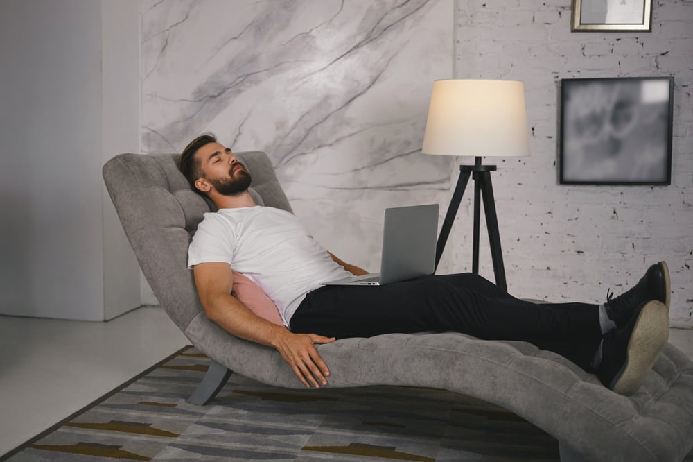 In einem Ruheraum für Pausen während der Nachtschicht im Betrieb ist eine gemütliche Couch zu sehen, die einladend aussieht und Platz für mehrere Personen bietet. Der Raum ist ruhig und fördert die Gesundheit der Beschäftigten, die sich während ihrer Nachtarbeit entspannen möchten.