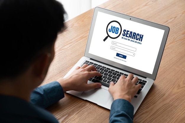 Computerbildschirm zeigt eine Vakanz-Anzeige für eine Pfarrstelle, mit Details wie Begriffserklärung, Beschreibung der Position, Beispiele für Neubesetzungen in verschiedenen Branchen und weitere Bedeutungen des Begriffs Vakanz - Branche