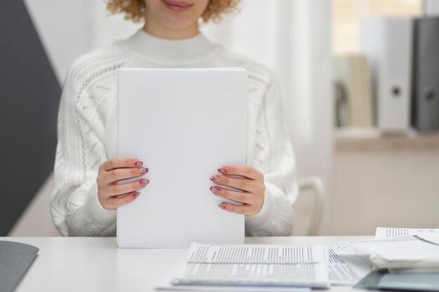 Mitarbeiterhandbuch auf dem Schreibtisch eines HR-Managers