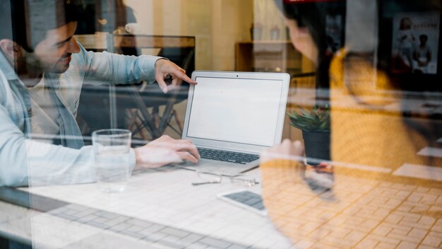 Crowdworking-Plattform auf einem Laptop-Bildschirm