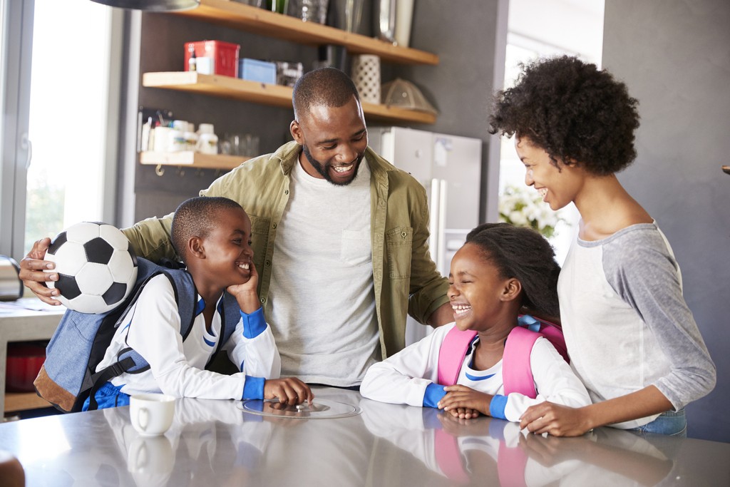une famille qui peut profiter des Congés de Fractionnement ensemble