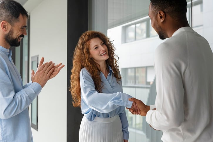 Arbeitgeber begrüßt neuen Young Professional im Team.