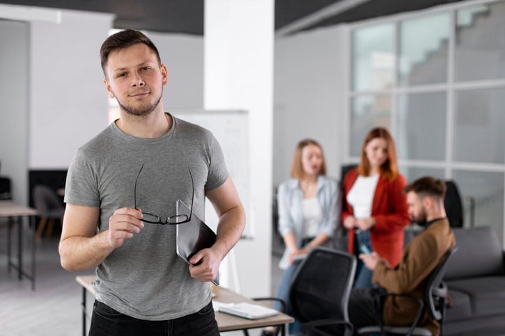 Rahmen: Externer Trainer hält Off-Job Schulung.