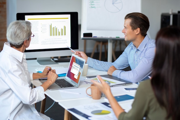 Team analysiert Personalstatistik auf einem Computerbildschirm 