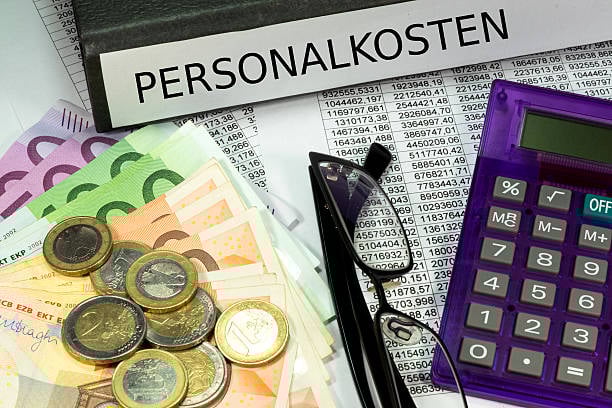Meeting zur Senkung von Lohnnebenkosten im Unternehmen