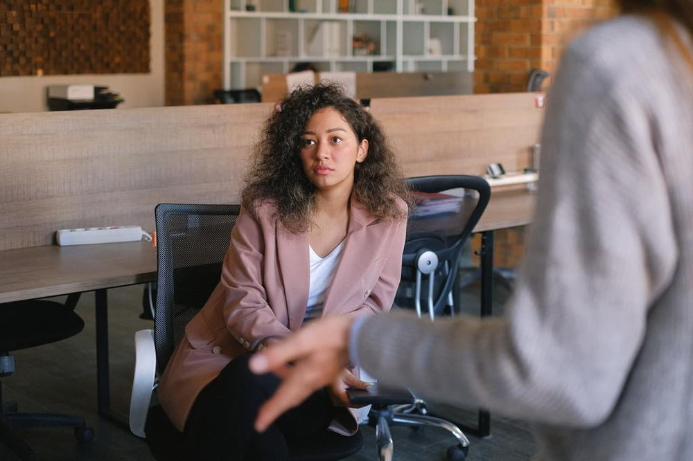 Arbeitgeber und Arbeitnehmer besprechen Zwangsurlaub