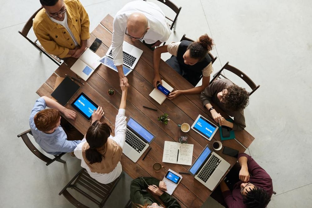 Gruppe von Mitarbeitern, die die elektronische Signatur-Technologie diskutieren.