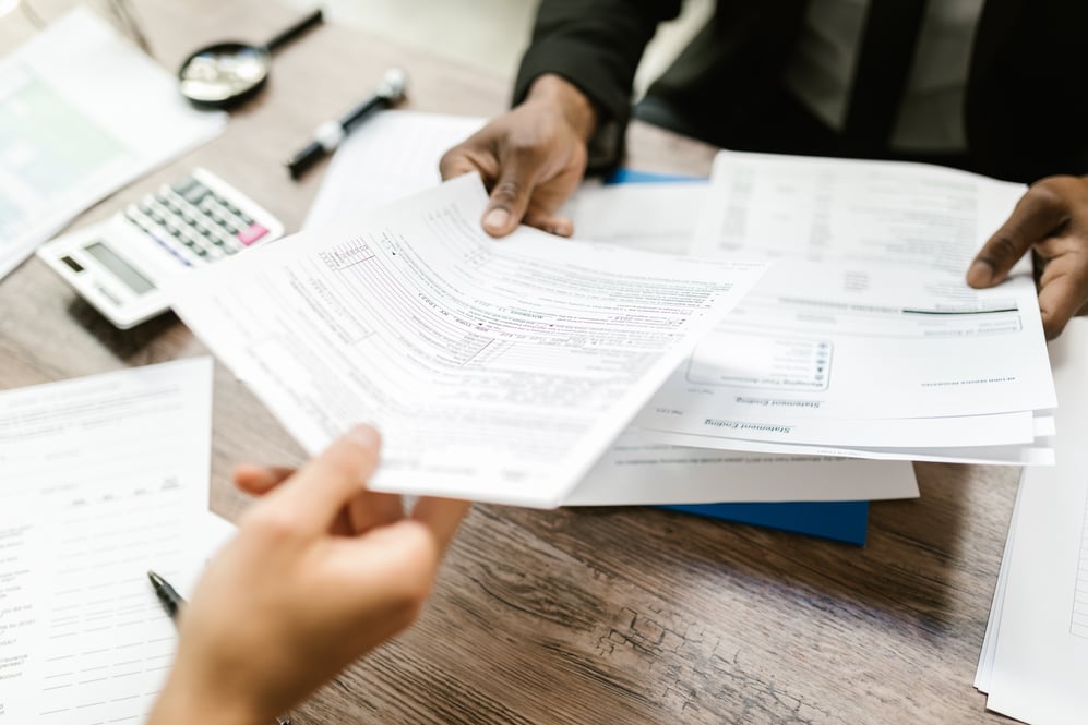 Unternehmensberater analysiert die Auswirkungen der Sozialversicherungsänderungen auf die Unternehmenskosten